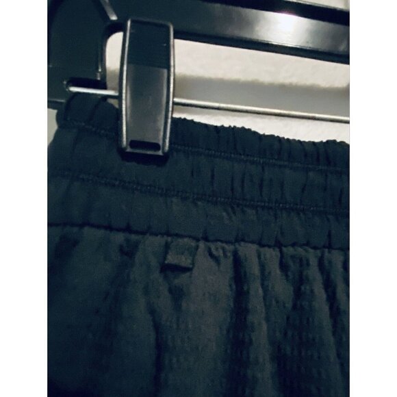 Lululemon Shorts Womens 6 Black Textured Elastic Waist Pull On Pockets Running - Picture 4 of 6